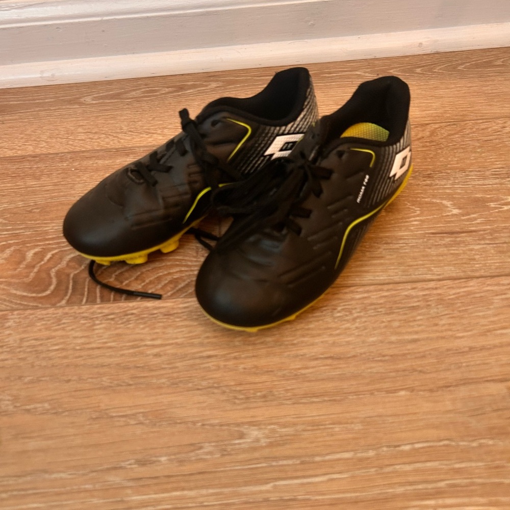 Lotto Black and Yellow Soccer Cleats
